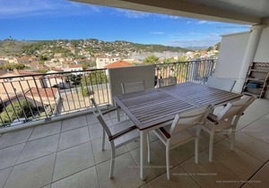 Large terrace with sea view, recent residence, everything on foot