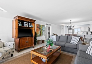 Large, updated condo - quick walk to beach & convenient to shopping