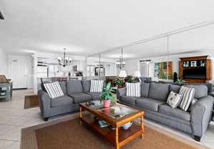 Large, updated condo - quick walk to beach & convenient to shopping