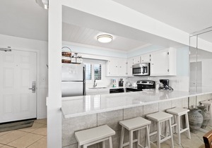 Large, updated condo - quick walk to beach & convenient to shopping