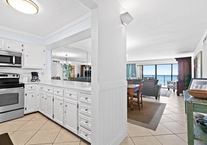 Large, updated condo - quick walk to beach & convenient to shopping