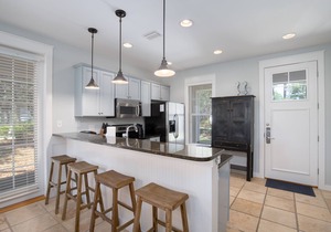 Laurel Grove Cottage, 2 GOLF CARTS, Beach Tram, Back Porch, Pool and Hot Tub.