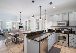 Laurel Grove Cottage, 2 GOLF CARTS, Beach Tram, Back Porch, Pool and Hot Tub.