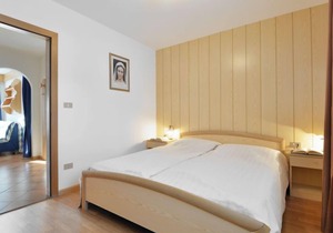 Lazzer by Interhome