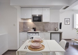 LEEWAYS APARTMENT VI in ALCALA 99
