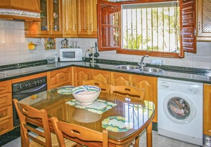Less than 10 minutes walk from Corumbela, the vacation home is located in the mountain slopes next t
