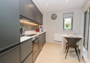 LEVEN VIEW, romantic in Newby Bridge