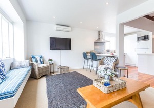Light-filled Newly Renovated 3 Bedroom Villa in Remuera