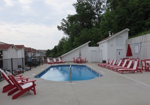 Lighthouse Landing 2BR/2BA Beautifully Updated Lakefront Condo with Heated Pool