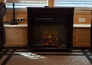 Like new one bedroom, one bath cabin overlooking Christopher Creek
