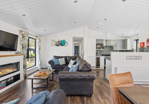 Lilac Lodge, 22 Roadford Lake Lodges - hot tub/pet friendly