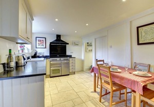 Lismore Cottage - Two Bedroom House, Sleeps 4