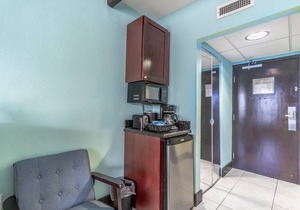 Little Harbor Gem | Water Views, Pet-Friendly & Close to Dining