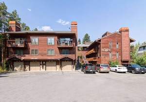 Located an easy walk to slopes and apres!