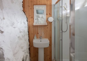 Located close to beaches, Snowdonia National Park and within the Llyn Peninsula.