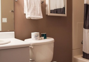 Located Downtown Close to Dining and Shopping Close to Harbors