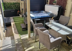 LOCK VIEW - NORDIC SPA, pet friendly, with hot tub in Gargrave