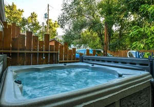Lodge 5 - Downtown location. Studio with shared hot tub. Minutes to Arches N.P.