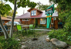 Lodge 5 - Downtown location. Studio with shared hot tub. Minutes to Arches N.P.