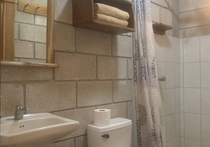 Lodge located in a jungle setting - room 4 (family room)