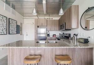 Lodgeur | 1BR loft with relaxing views | Midtown