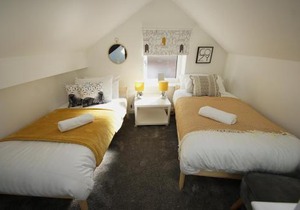 Loft Style Apartment for 4, 1 Broadhurst Court, close to town, station & hospital