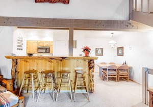 Lofted gem close to the lake with pool, hot tub, beach access & WiFi