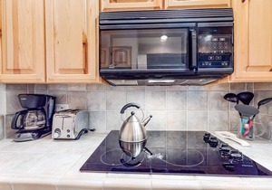 Lofted gem close to the lake with pool, hot tub, beach access & WiFi