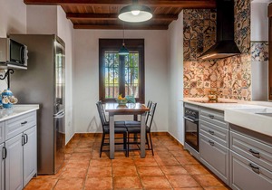 Look forward to a first-class vacation in this vacation home with panoramic views and private pool.