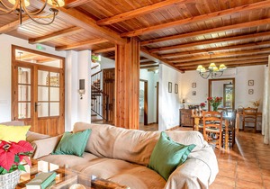 Look forward to a first-class vacation in this vacation home with panoramic views and private pool.