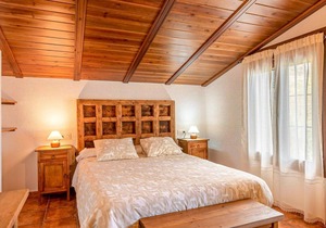 Look forward to a first-class vacation in this vacation home with panoramic views and private pool.