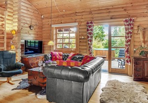 Look forward to a wonderful vacation in this appealing vacation home with whirlpool and Finnish wood