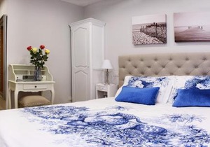 Lora Center Room