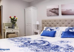 Lora Center Room
