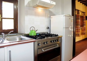 Lovely apartment in villa for 6 guests with pool, WIFI, patio, pets allowed and parking