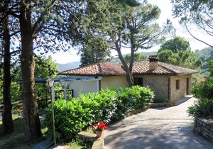 Lovely apartment in villa for 6 guests with pool, WIFI, patio, pets allowed and parking