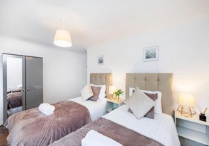 Lovely 2 Bd Hse with Parking near Excel