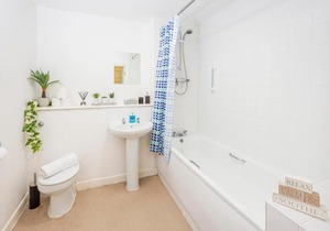 Lovely 2 bed W.parking, wifi and coffee machine