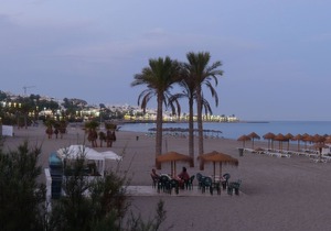 Lovely 2 bedroom apartment, 5 minutes from beach, bars and restaurants.