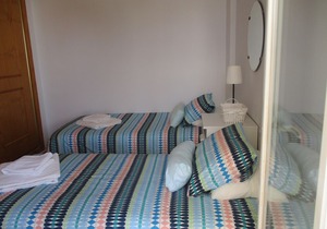 Lovely 2 bedroom apartment, 5 minutes from beach, bars and restaurants.