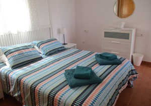 Lovely 2 bedroom apartment, 5 minutes from beach, bars and restaurants.