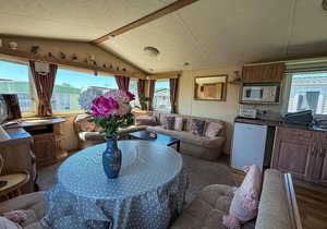Lovely 6 berth caravan at Naze Marine Holiday Park in Essex ref 17003C