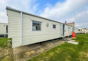 Lovely 6 berth caravan for hire at Naze Marine Park in Essex ref 17316BW