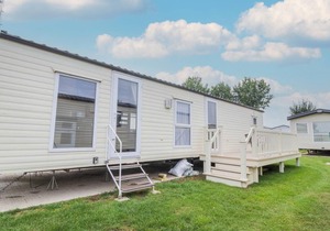 Lovely 8 berth caravan at Seawick Holiday Park in Essex ref 27002HV