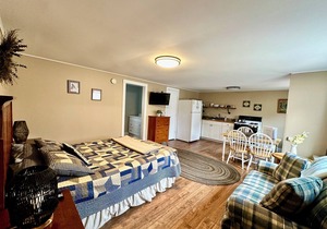 Lovely and Spacious Studio with Full Bath and Kitchen!