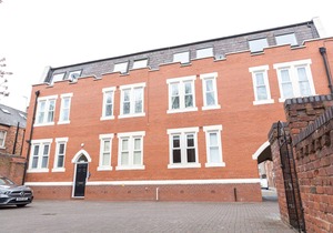 Lovely apartment in the heart of Chester with parking. Close to all attractions.