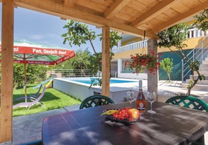 Lovely apartment in Zrnovnica