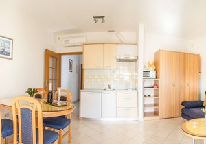 Lovely apt for 4, balcony, sea view, beach at 50m