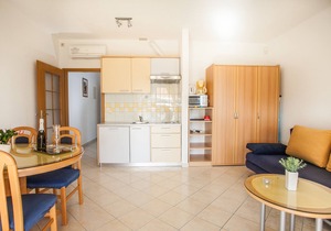 Lovely apt for 4, balcony, sea view, beach at 50m