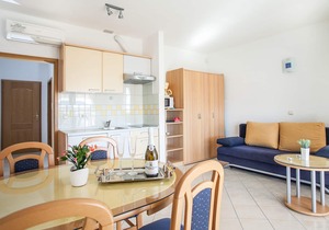Lovely apt for 4, balcony, sea view, beach at 50m